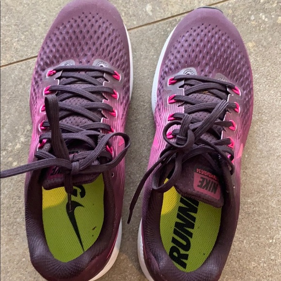 Women’s Nike sneakers - Picture 2 of 3